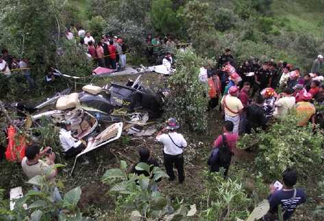 El helicóptero Bell 206 2-4, piloteado por Mauricio Urruela, se destruyó tras el impacto en el cerro La Cruz Rincón Argentina,  Tecpán Guatemala, Chimaltenango.
