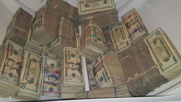 Parte del dinero en efectivo se localizó en el interior de una lavadora. (Foto Prensa Libre: Cortesía MP)