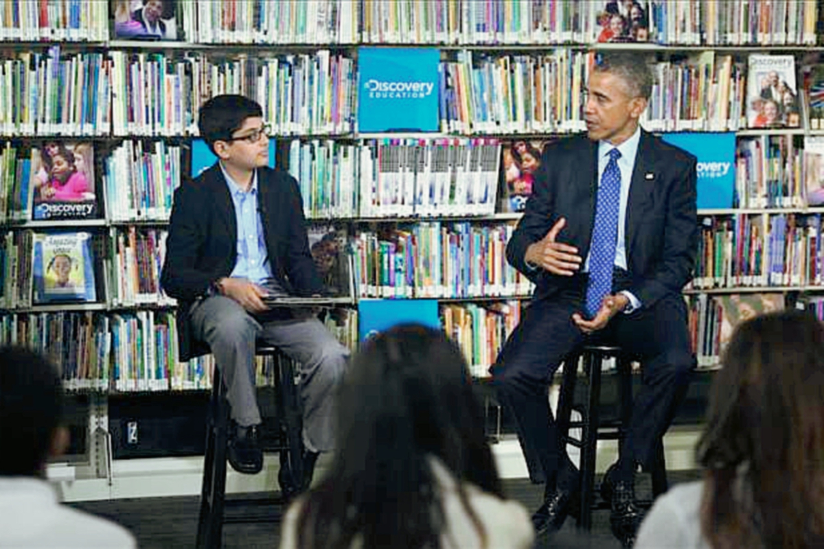 Presidente estadounidense conversa con un grupo de estudiantes sobre la importancia de la lectura (Foto Prensa Libre: EFE)