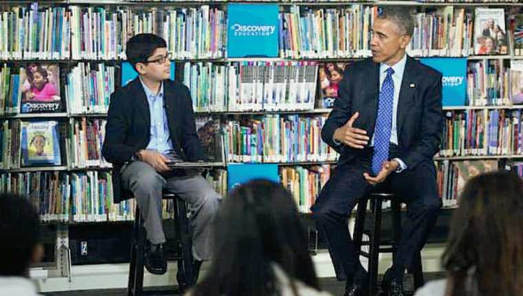 Presidente estadounidense conversa con un grupo de estudiantes sobre la importancia de la lectura (Foto Prensa Libre: EFE)