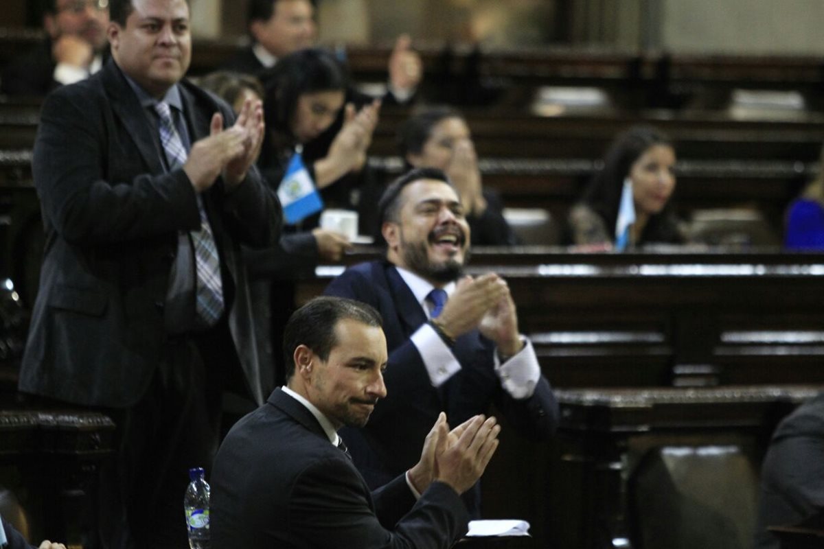 Diputado Javier Hernández, de FCN, aplaude el resultado de la votación. (Foto Prensa Libre: Carlos Hernández)