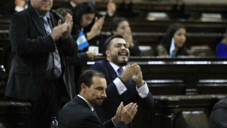 Diputado Javier Hernández, de FCN, aplaude el resultado de la votación. (Foto Prensa Libre: Carlos Hernández)