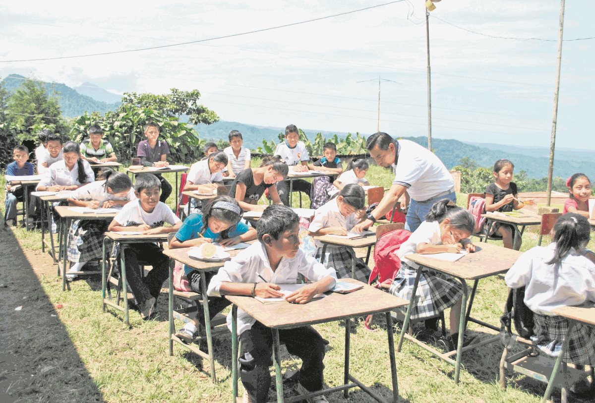 Estudiantes de escuelas oficiales reciben clases en instalaciones inapropiadas (Foto Prensa Libre: Hemeroteca PL).