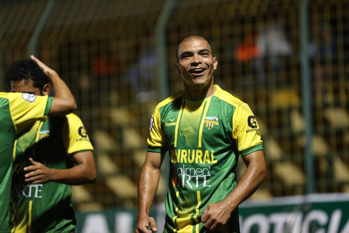 Janderson Pereira anotó el 2-0 definitivo para Deportivo Petapa. (Foto Prensa Libre: Edwin Fajardo)