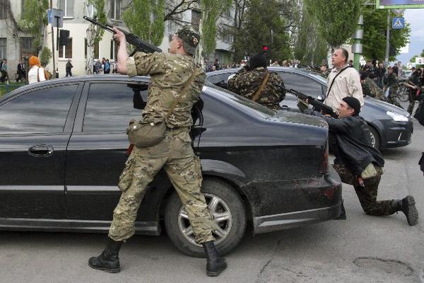Separatistas prorrusos  permanecen frente al edificio de la Policía regional de Lugansk, Ucrania. (Foto Prensa Libre: EFE)
