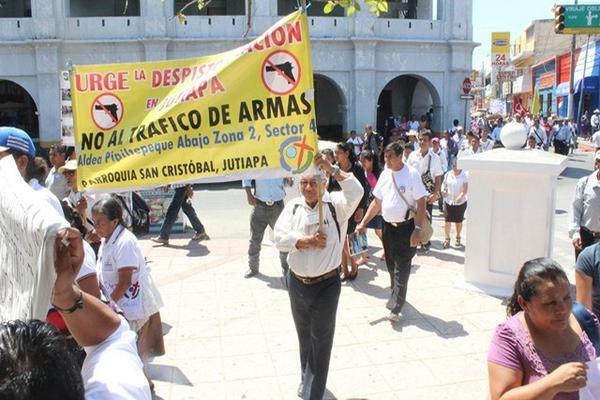 Católicos participan en la caminata efectuada en la ciudad de Jutiapa. (Foto Prensa Libre: Óscar González) <br _mce_bogus="1"/>
