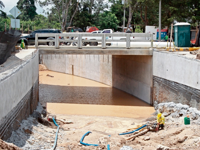 El viaducto Las Flores, en Cayalá, zona 16, no tiene la mitad del avance, y todavía excavan rampas.