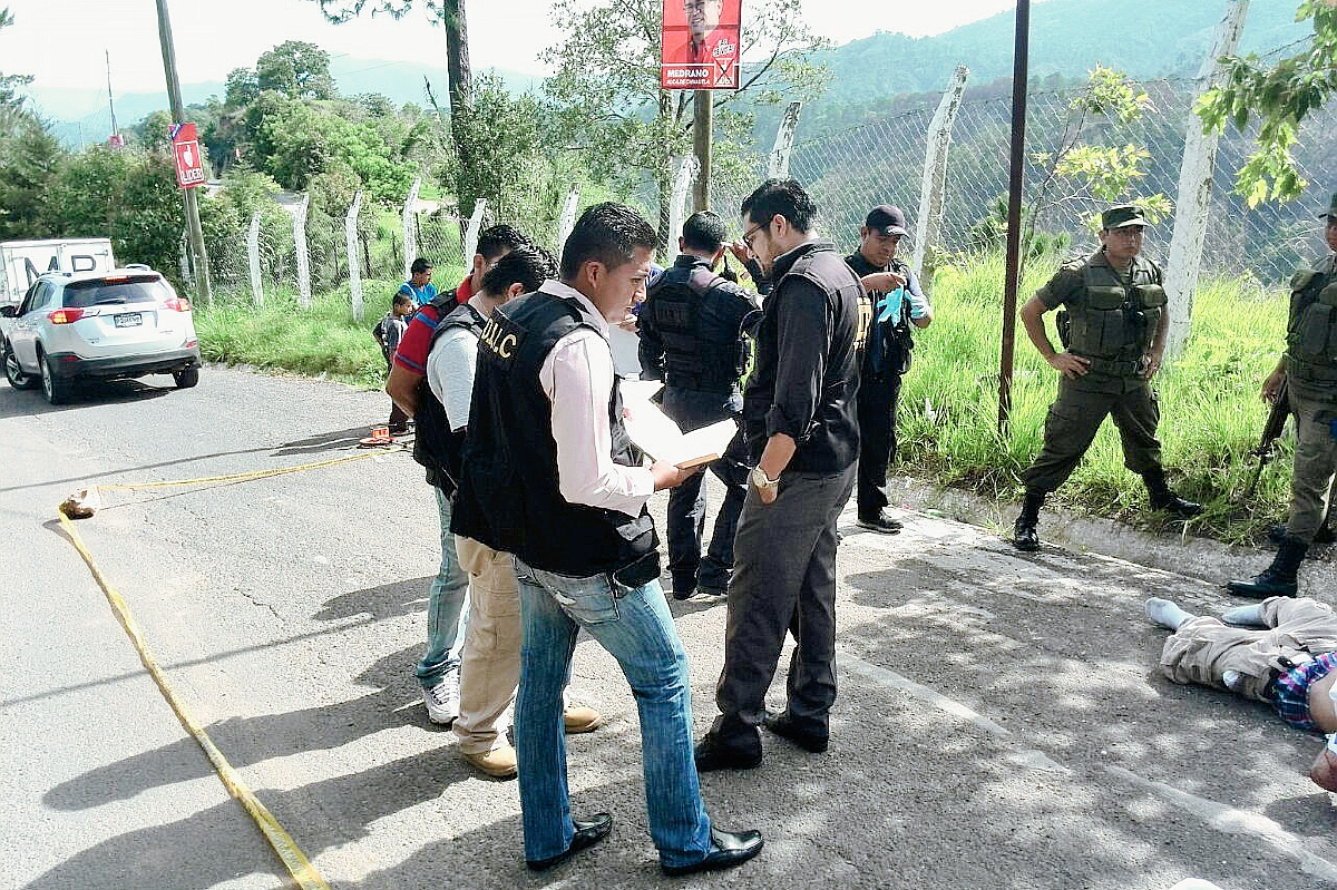 El cuerpo de un hombre fue localizado hoy por la mañana en la colonia Arimay, Chinautla. Ministerio Público se encuentra en el lugar. (Foto Prensa Libre: Estuardo Paredes)