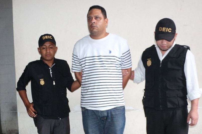 Bleylis Enrique Romero Díaz luego de ser detenido. (Foto Prensa Libre: PNC).