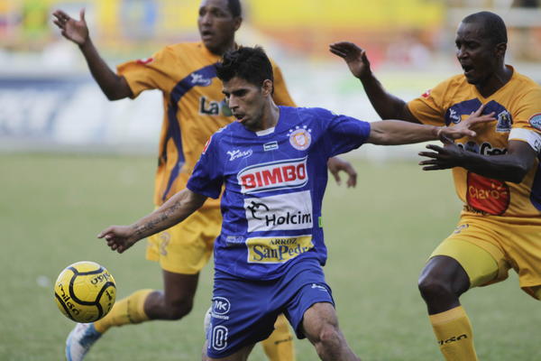El mediocampista uruguayo Paolo Suárez cuando jugaba en el Isidro Metapán de El Salvador. (Foto Prensa Libre: Archivo)