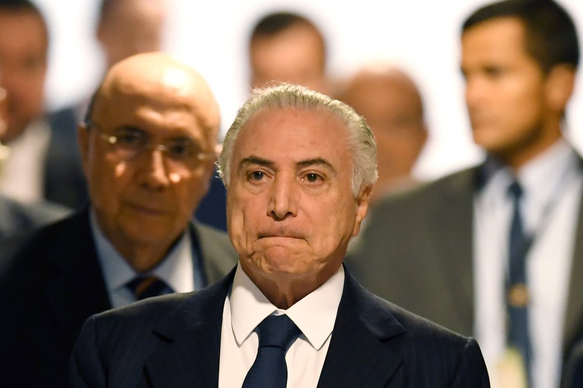 Michel Temer (C), llega a la ceremonia de firma de un decreto en el Palacio del Planalto en Brasilia. (AFP).