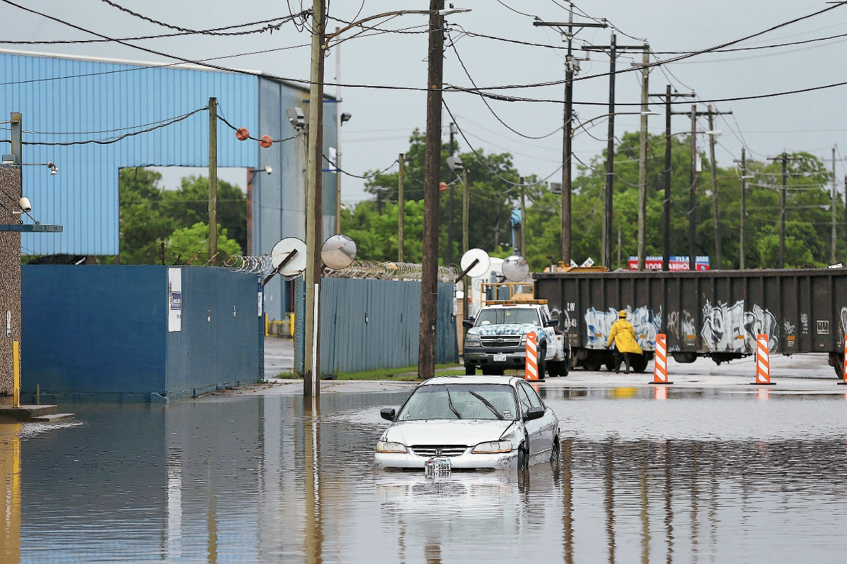 Vista de un vehículo en una calle inundada mientras la tormenta tropical Bill se muevea Houston, Texas. (Foto Prensa Libre:EFE).