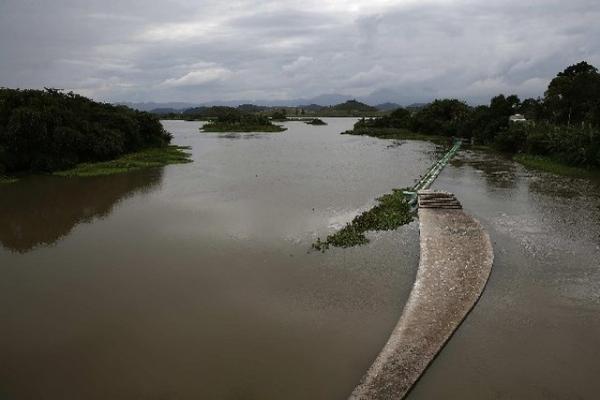 Más de dos mil familias ocuparon terrenos en Brasil, en demanda de tierras, un problema común en ese país. (FOTO PRENSA LIBRE: EFE)