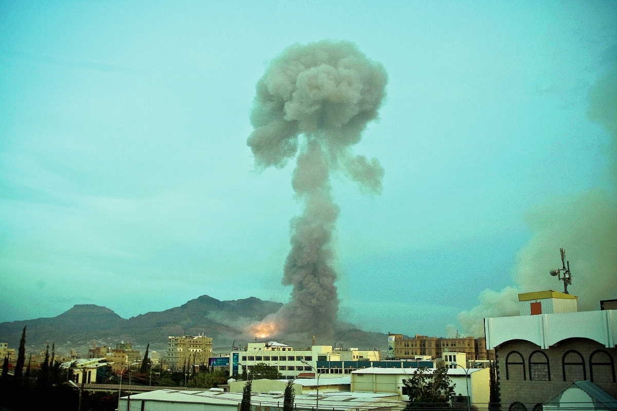 Un ataque  aéreo saudí  contra un sitio cree que es un almacén de municiones, en la capital de Yemen, Saná, (Foto Prensa Libre;AP).