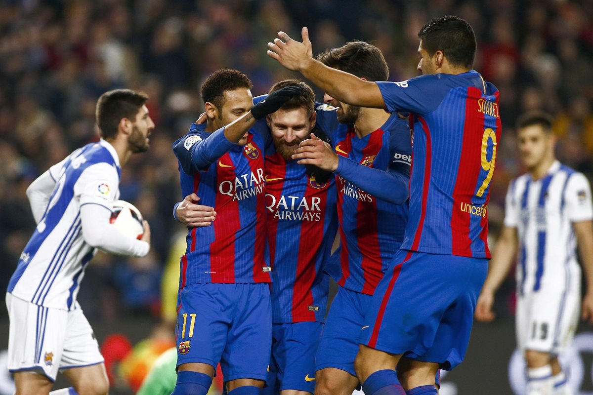 El delantero argentino del FC Barcelona Leo Messi (3i) celebra su gol, segundo del equipo frente a la Real Sociedad. (Foto Prensa Libre: EFE)