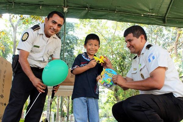 Niños y niñas entregaron juguetes bélicos a agentes de la Policía Nacional Civil como una actividad de prevención contra la violencia. (Foto, Prensa Libre: Rolando Miranda).<br _mce_bogus="1"/>