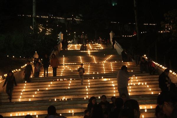 Decenas de personas permanecen en las gradas de El Calvario de Cobán, iluminadas para recibier el 2013. (Ángel M. Tax)<br _mce_bogus="1"/>