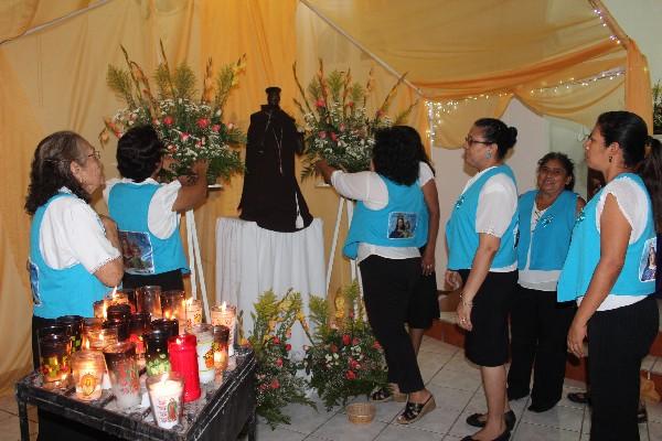 Feligreses veneran la imagen de San Benito de Palermo, patrono de San Benito, Petén.
