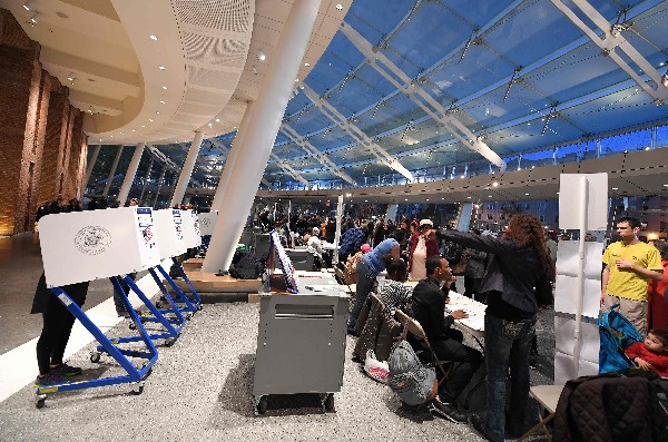 Estadounidenses votan en el centro de votación del Museo de Brooklyn en Nueva York. (Foto Prensa Libre: AFP)