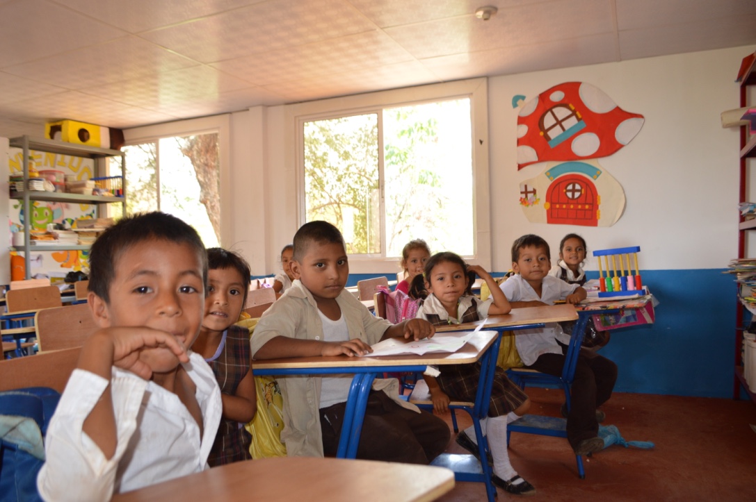 Estudiantes que fueron beneficiados recientemente con la construcción de una escuela en Jutiapa. (Foto Prensa Libre: Fundación Cambia una Vida)