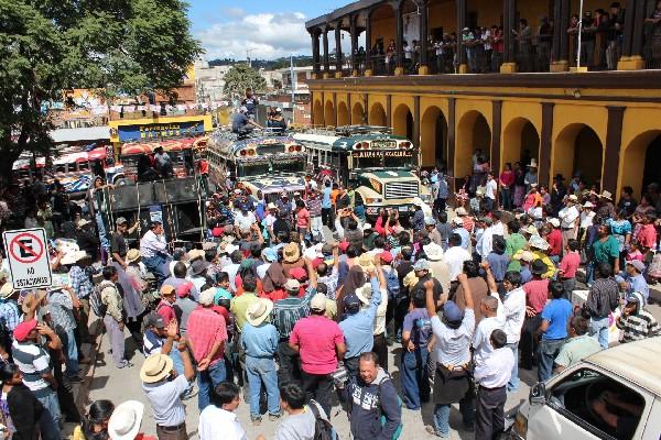 Delegados de la GTQ entregan memorial dirigido al presidente Álvaro Colom, en la Gobernación de Quiché.