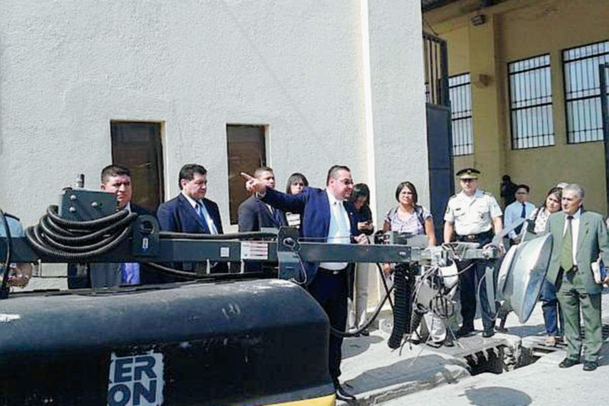 El viceministro mostró el funcionamiento de las cámaras ( Foto Prensa Libre: Erick Ávila)