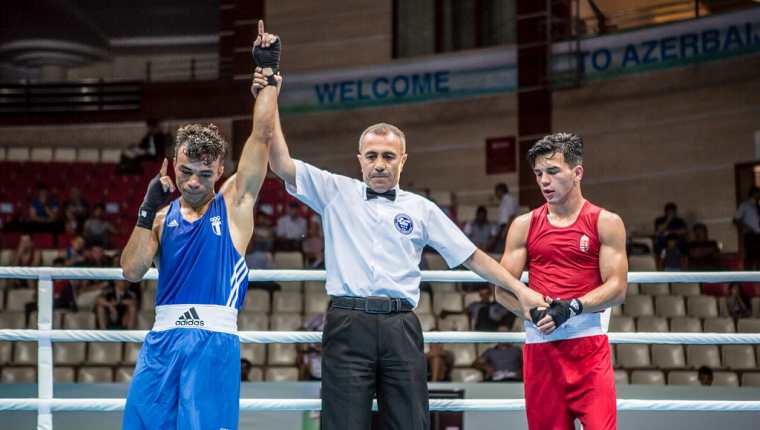 Juan Reyes (izquierda), ganó su primer combate contra el húngaro Sandor Tar. (Foto Prensa Libre: Cortesía COG).