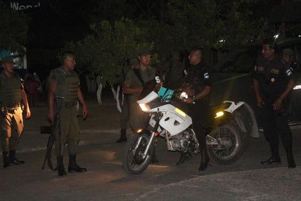 Soldados y policías buscaron sin éxito al sujeto que ingresó armado al hospital. (Foto Prensa Libre: Edwin Paxtor)<br _mce_bogus="1"/>