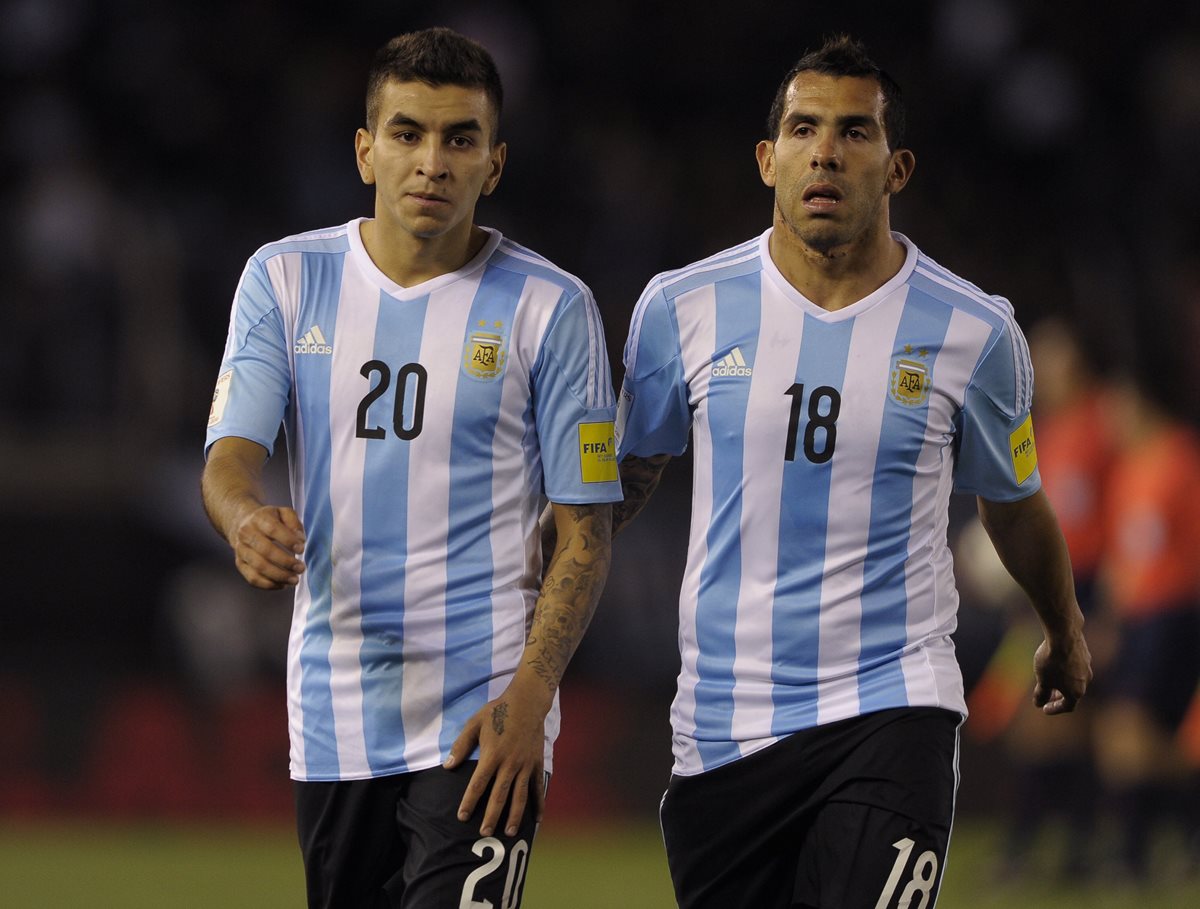 Ángel Correa y Carlos Tevez muestras su tristeza tras la derrota de Argentina. (Foto Prensa Libre: EFE)