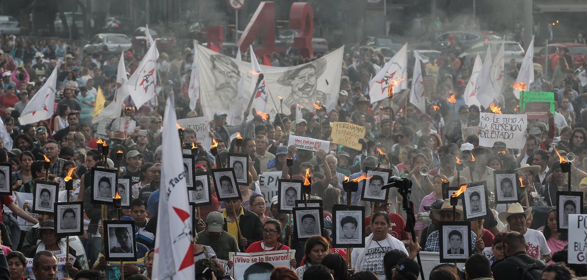 Una multitudinaria manifestación en la ciudad de México exige justicia en el caso de los estudiantes desaparecidos de Ayotzinapa. (Foto Prensa Libre: