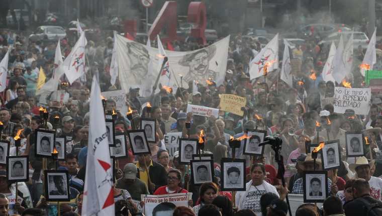 Una multitudinaria manifestación en la ciudad de México exige justicia en el caso de los estudiantes desaparecidos de Ayotzinapa. (Foto Prensa Libre: