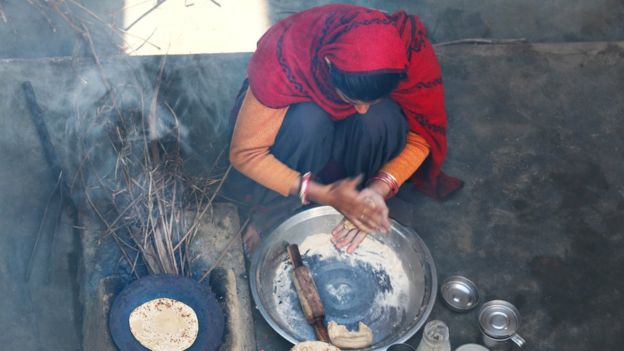 El humo interior en países pobres afecta especialmente a mujeres por la combustión de sólidos dentro de la casa para cocinar. GETTY IMAGES