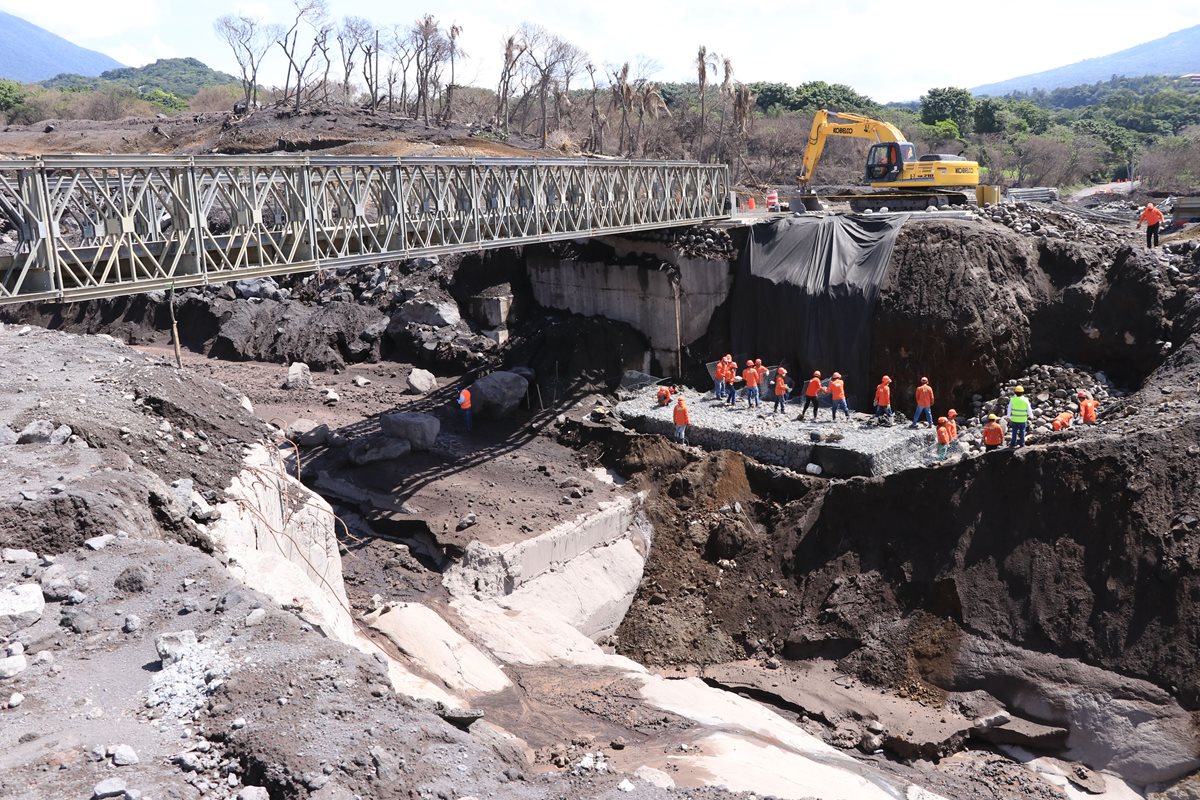 Los trabajos para habilitar la ruta RN14 continúan con el reforzamiento de las bases de un puente Bailey sobre la barranca Las Lajas. (Foto Prensa Libre: Enrique Paredes)