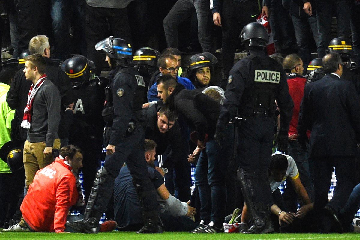 Un total de 18 aficionados resultaron heridos en la Ligue 1. (Foto Prensa Libre: AFP)