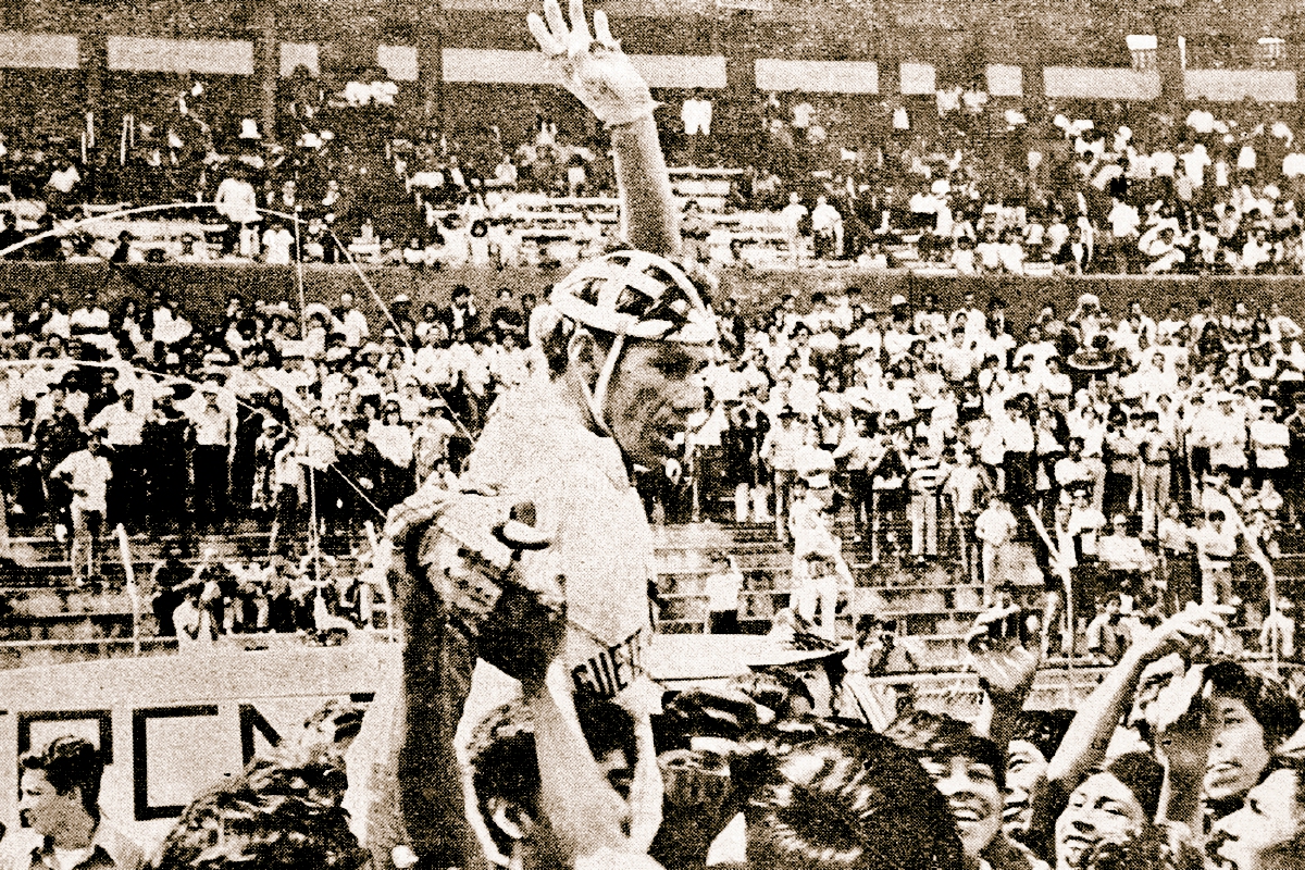 Herrera es levantado en hombros después de haber ganado la 16 edición de la Vuelta a Guatemala, que tuvo 15 etapas y un recorrido de mil 623 kilómetros. (Foto Prensa Libre: Hemeroteca PL)