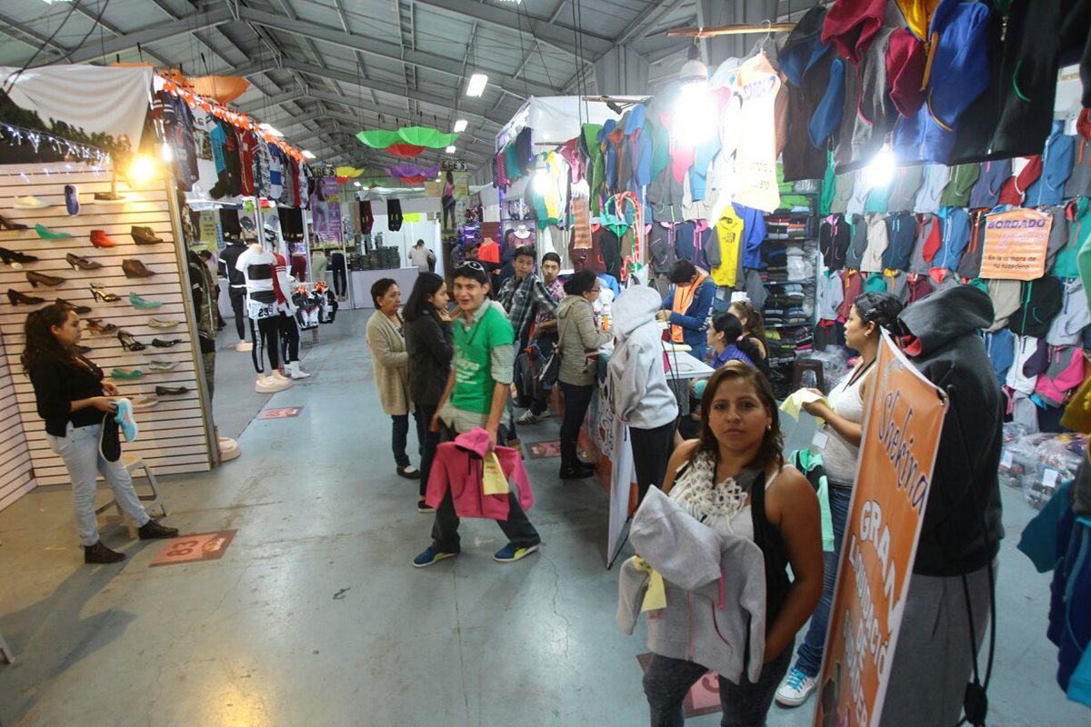 Vestuario y juguetes es de lo más visto en los bazares de Interfer 2016, en el Parque de la Industria. (Foto Prensa Libre: Álvaro Interiano)