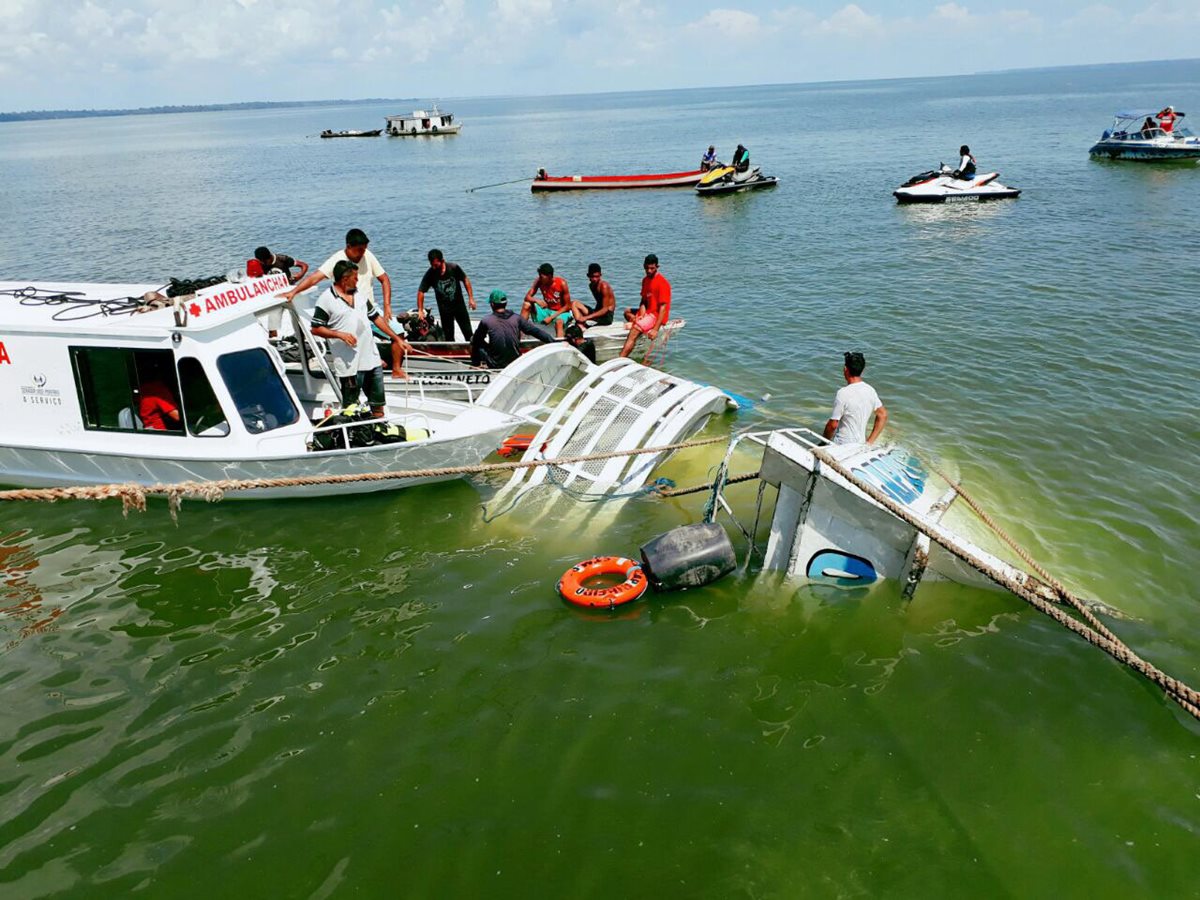 Naufragio de la embarcación en un río amazónico en Porto de Moz, Brasil. (Foto Prensa Libre: EFE)