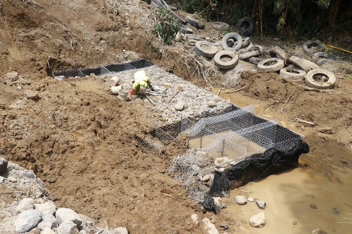 Lugar donde quedaron soterrados tres trabajadores de Covial, en el km 189 de la ruta de Retalhuleu a Quetzaltenango. (Foto Prensa Libre: Rolando Miranda)