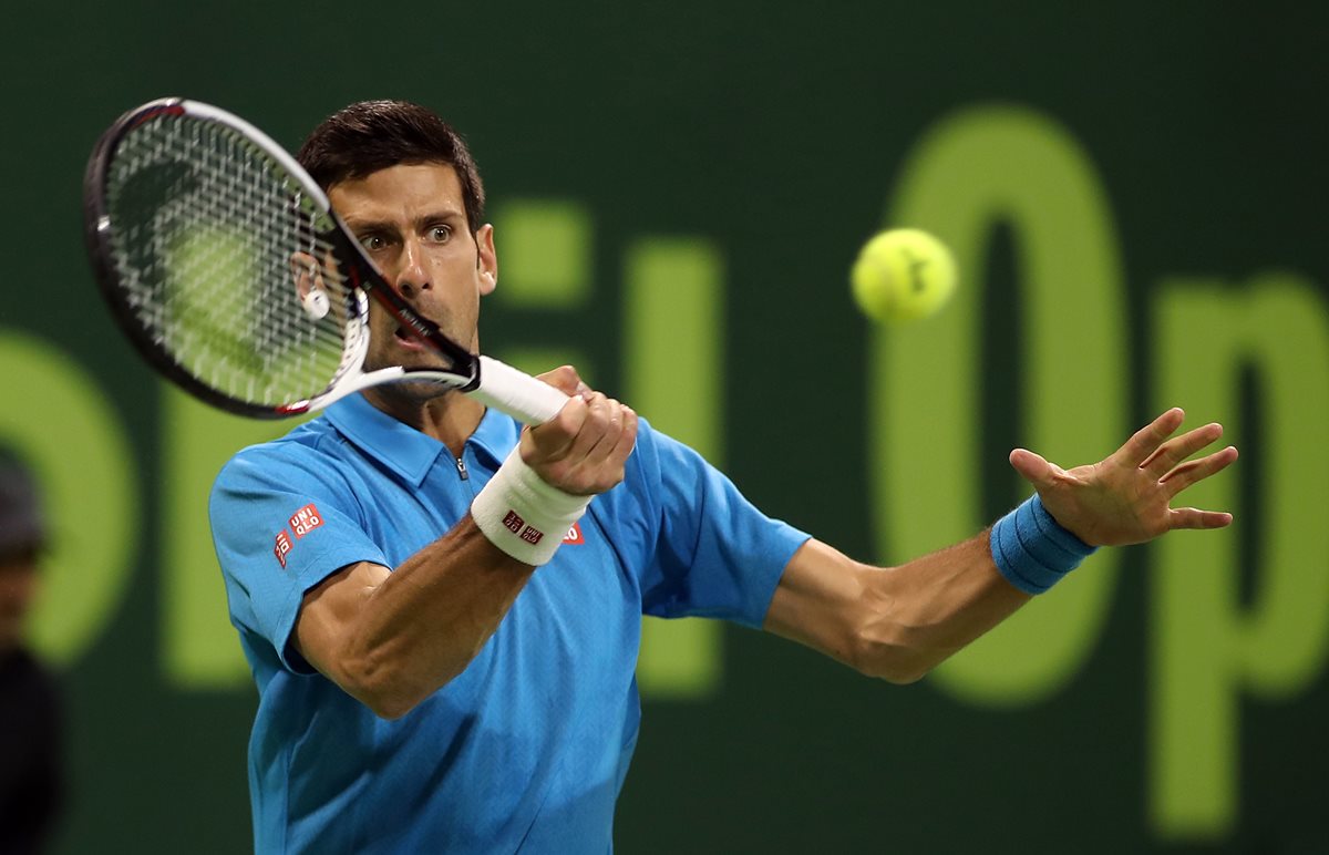 Novak Djokovic empieza el 2017 con una difícil victoria en el Abierto de Doha. (Prensa Libre AFP)