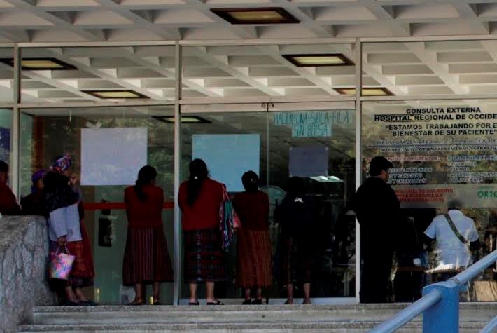 Pacientes del HRO esperan información debido a suspensión de atención en consulta externa. (Foto Prensa Libre: María José Longo)