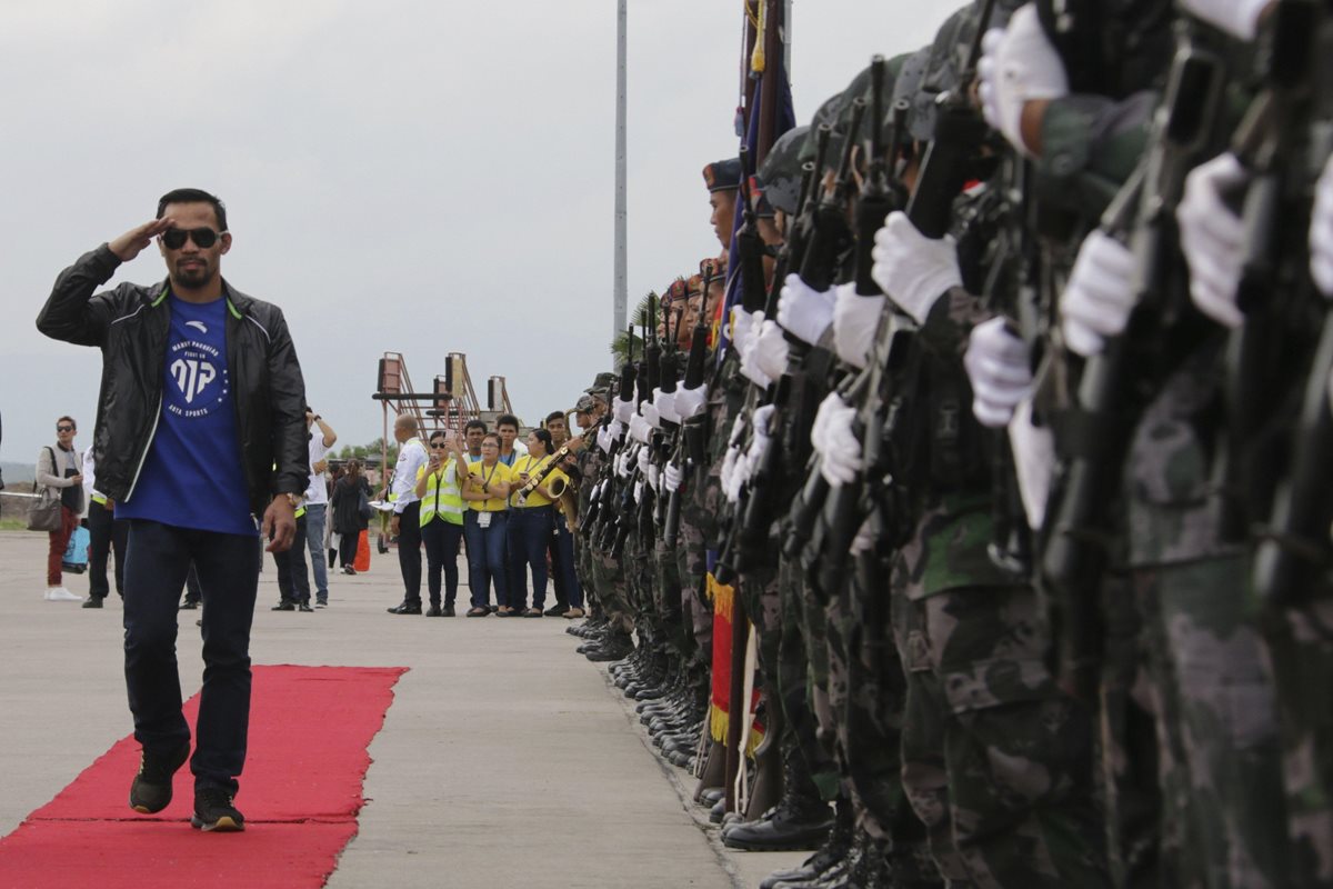 Manny Pacman Pacquiao saluda a la Guardia de Honor durante la ceremonia de bienvenida en el aeropuerto de General Santos, sur de Filipinas. (Foto Prensa Libre: EFE)