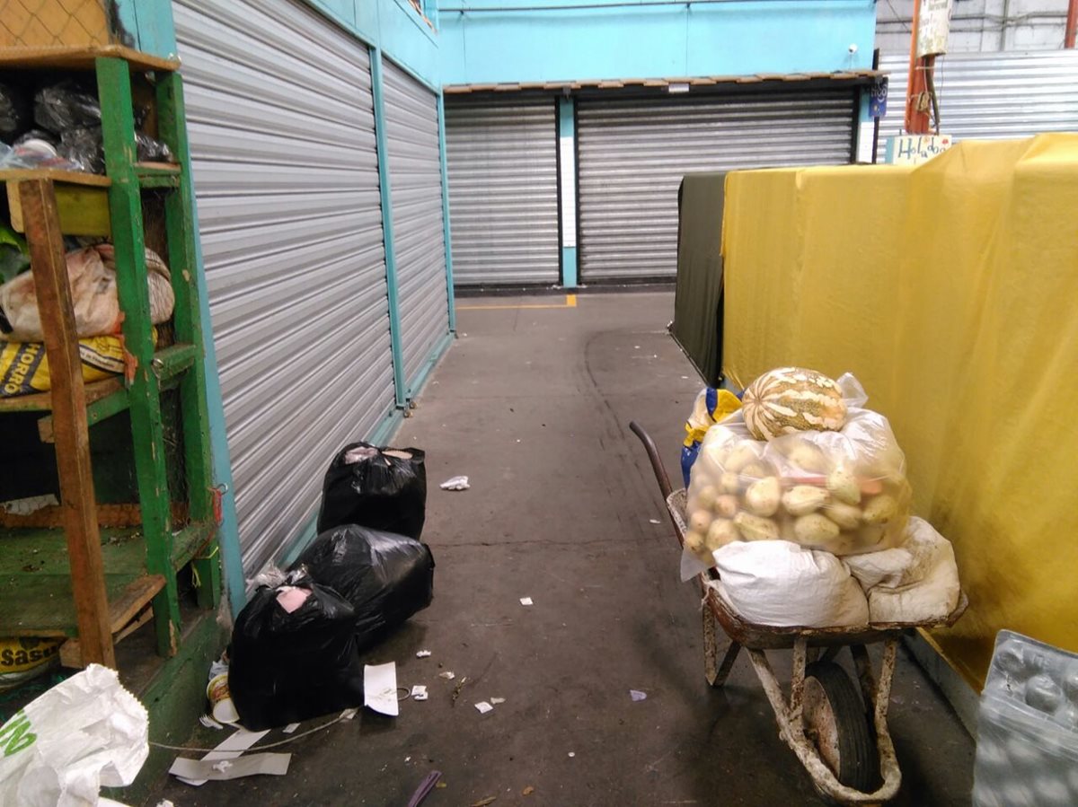Desolado lució esta mañana el mercado Candelaria (Foto Prensa Libre: Estuardo Paredes)