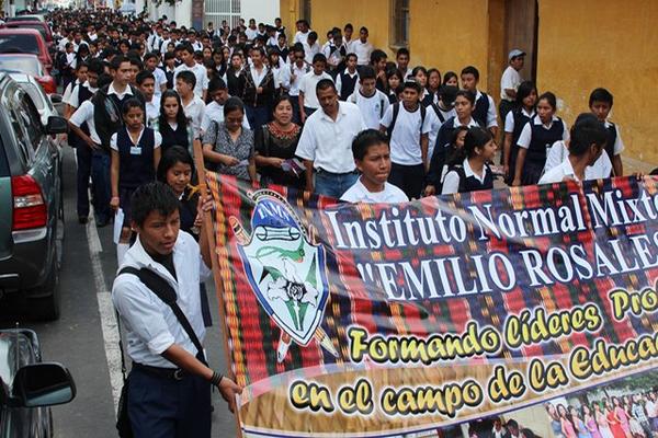 Los estudiantes recorrieron varias calles de la ciudad de Cobán: (Foto Prensa Libre: Eduardo Sam Chun)<br _mce_bogus="1"/>
