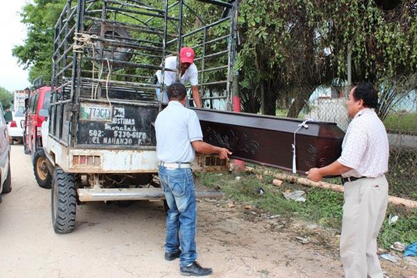 Familiares trasladan el féretro de  Miguel Ángel Hernández Flores, quien había sido secuestrado en La Libertad. (Foto Prensa Libre: R. Escobar)