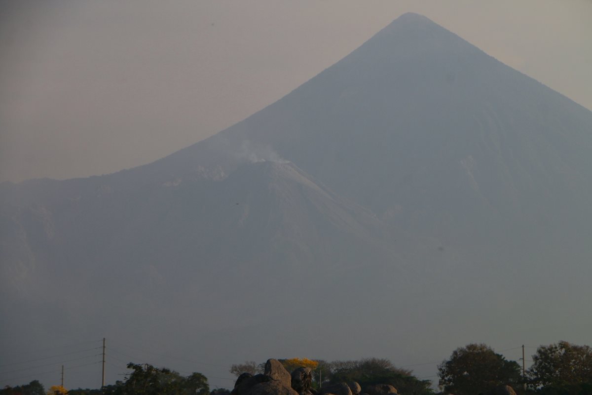 Volcán Santiaguito lanza una columna de humo y ceniza que es divisada en poblados cercanos. (Foto Prensa Libre: Rolando Miranda)