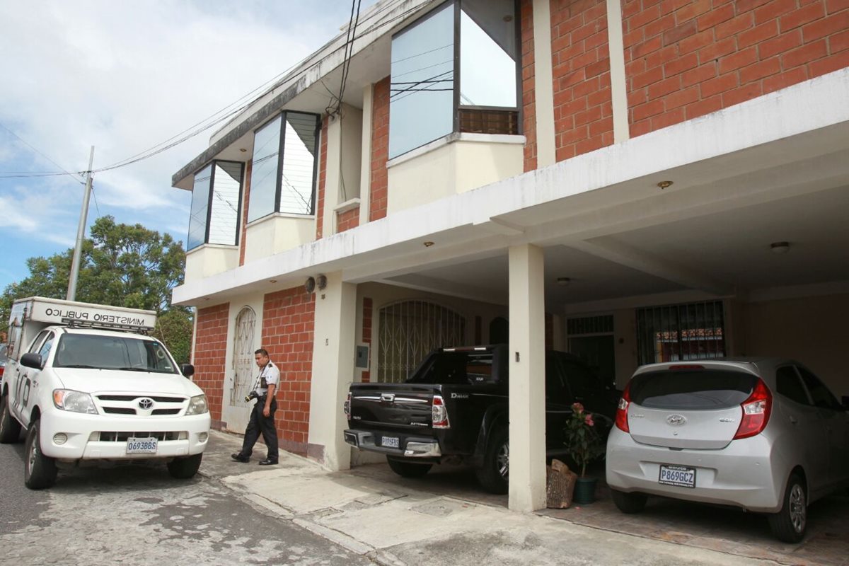 Agentes de la Policía Nacional Civil y fiscales del Ministerio Público, efectúan allanamientos en residenciales Los Olivos, zona 18. (Foto Prensa Libre: Estuardo Paredes)