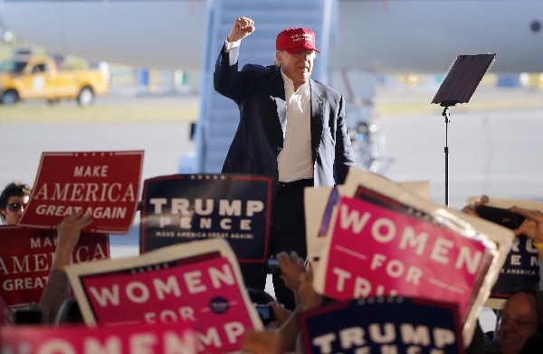 Donald Trump participa en un mitin electoral en Minneapolis. (Foto Prensa Libre: AP).