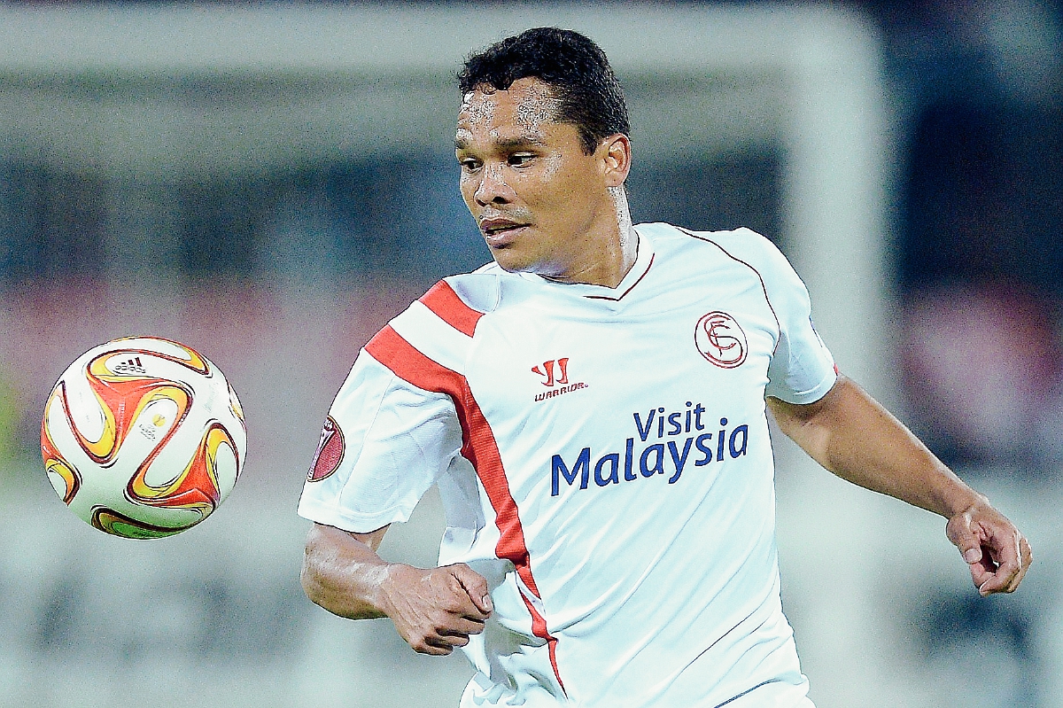 Carlos Bacca durante el partido que el Sevilla le ganó 2-0 a la Fiorentina en Italia. (Foto Prensa Libre: AFP)
