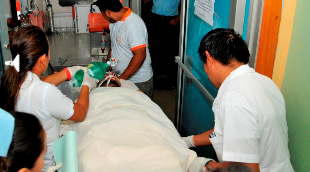 Edy López, quien resultó herido en percance vial en Sayaxché, es trasladado al Hospital Regional de San Benito. (Foto Prensa Libre: Rigoberto Escobar).