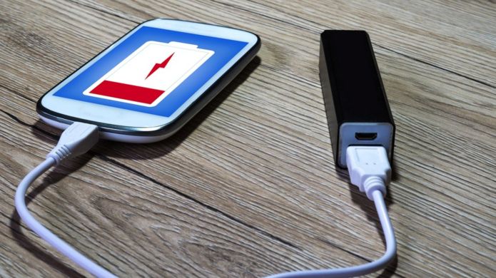 No es recomendable usar un cargador portátil con el teléfono encendido dentro de un avión. (Getty Images).